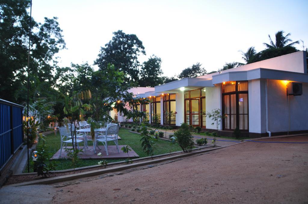 Hotel Melbourne Tourist Rest Anuradhapura Esterno foto