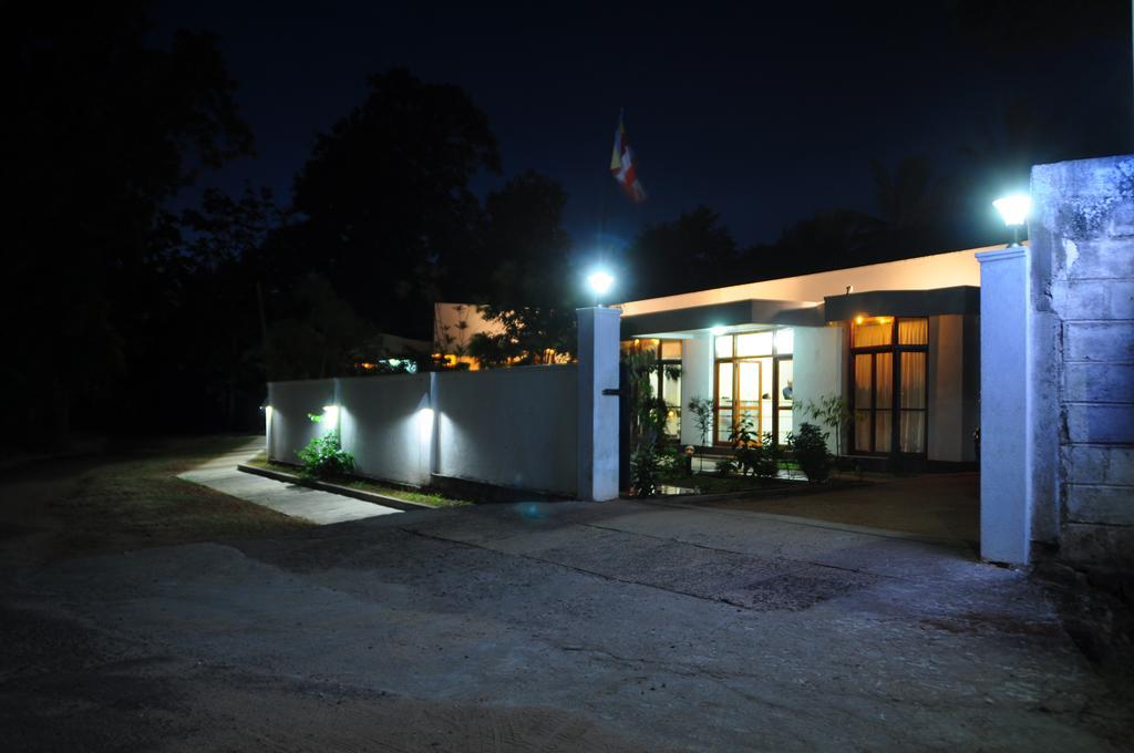 Hotel Melbourne Tourist Rest Anuradhapura Esterno foto